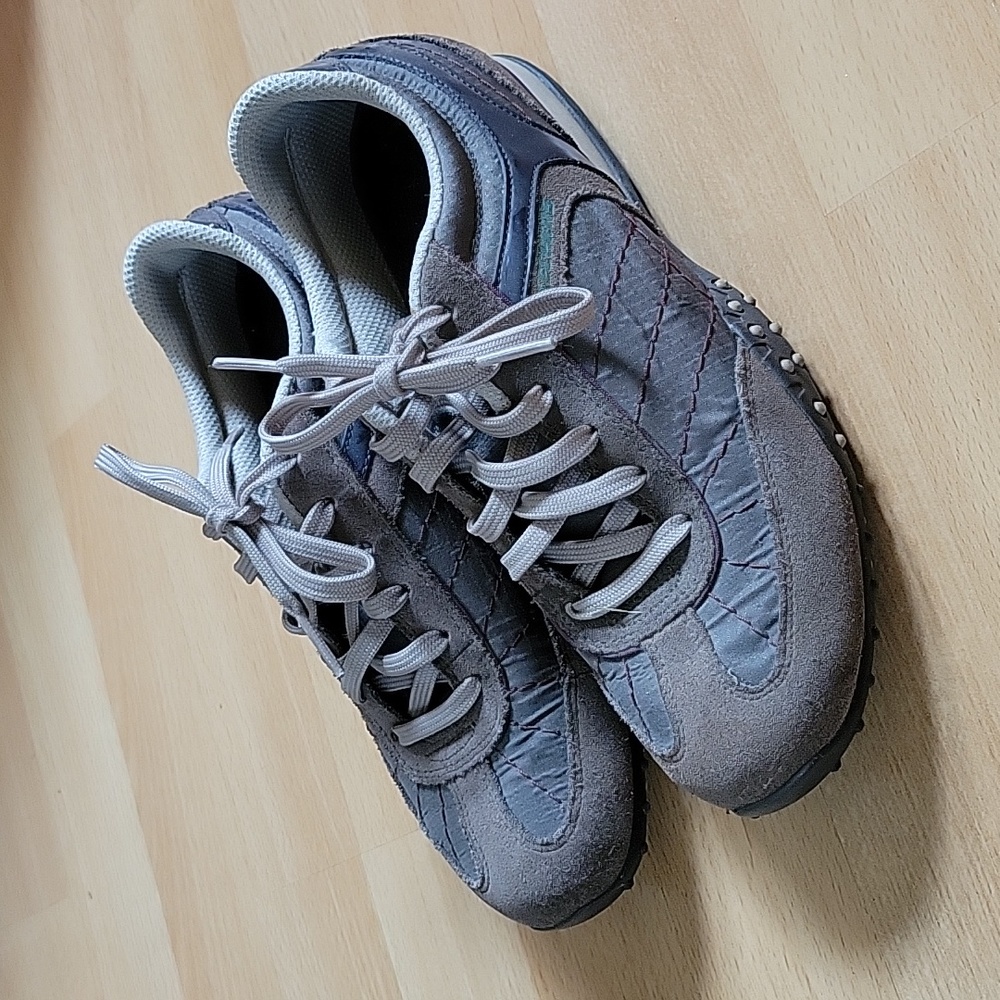 Sketches sneakers size 6